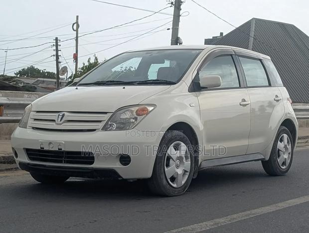 Toyota IST 2004