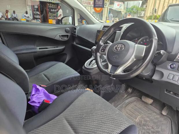 Toyota Ractis 1.3 FWD 2012 Silver