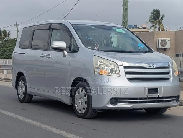 Toyota Noah 2.0 143hp AWD (8 Seater) 2009 Silver