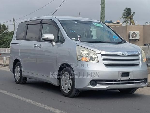 Toyota Noah 2.0 143hp AWD (8 Seater) 2009 Silver