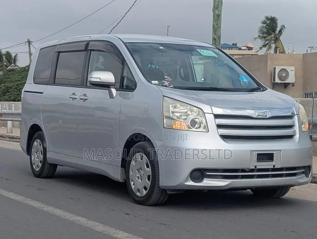 Toyota Noah 2.0 143hp AWD (8 Seater) 2009 Silver