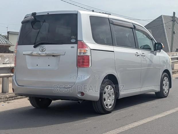 Toyota Noah 2.0 143hp AWD (8 Seater) 2009 Silver