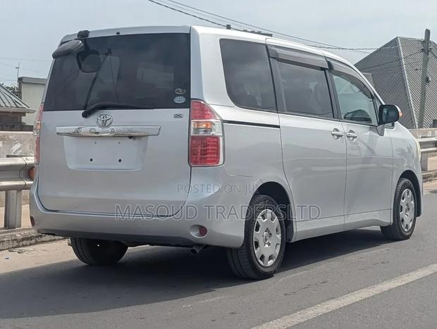 Toyota Noah 2.0 143hp AWD (8 Seater) 2009 Silver
