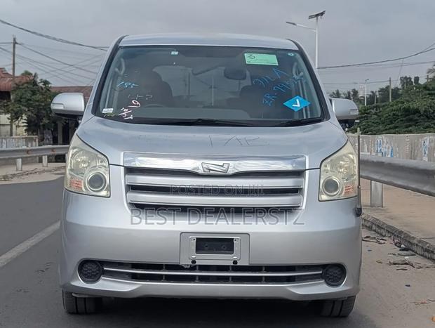 Toyota Noah 2.0 143hp AWD (8 Seater) 2009 Silver