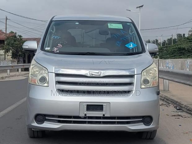 Toyota Noah 2.0 143hp AWD (8 Seater) 2009 Silver