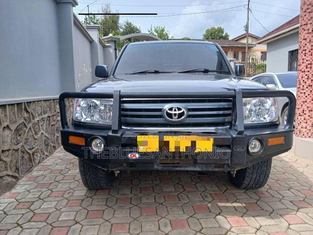 Toyota Land Cruiser 2004 Gray