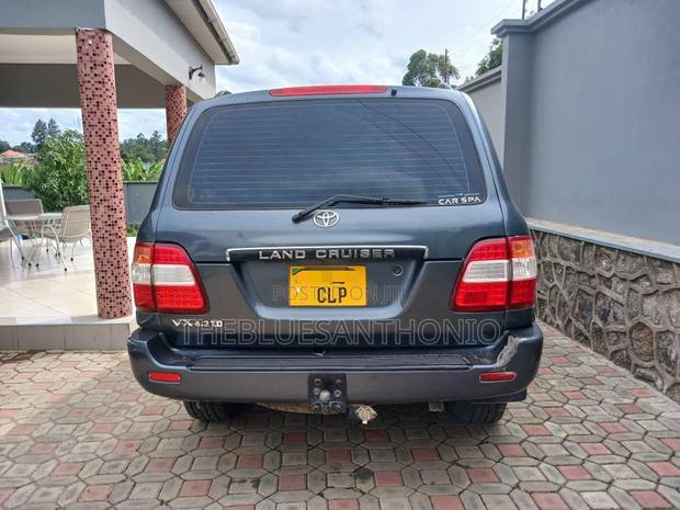 Toyota Land Cruiser 2004 Gray