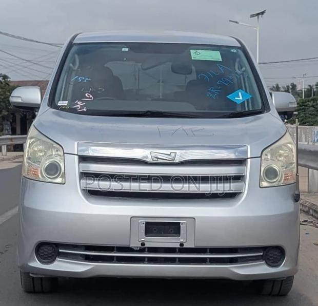 Toyota Noah 2009 Silver