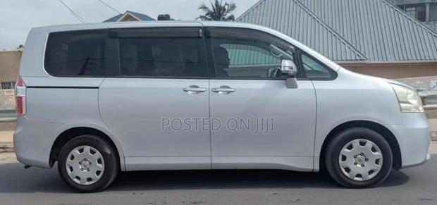 Toyota Noah 2009 Silver