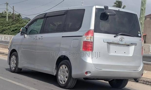 Toyota Noah 2009 Silver