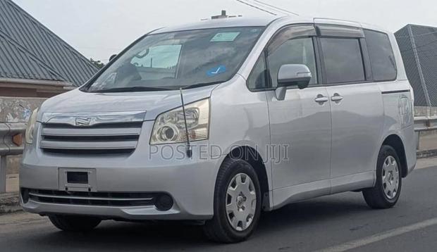 Toyota Noah 2009 Silver