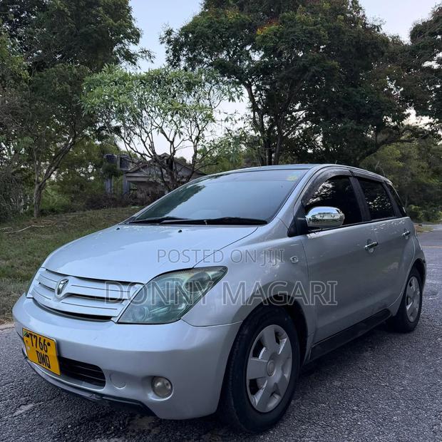 Toyota IST 2004 Silver