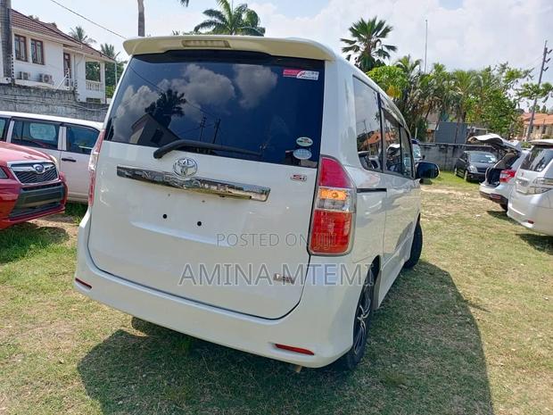 Toyota Noah 2.0 143hp AWD (8 Seater) 2008 White