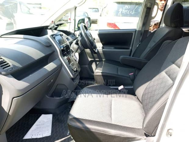 Toyota Noah 2.0 143hp AWD (8 Seater) 2008 White