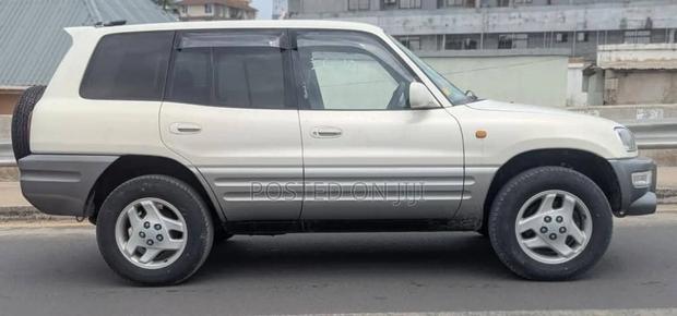 Toyota RAV4 1996 White