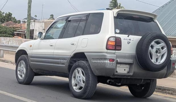 Toyota RAV4 1996 White