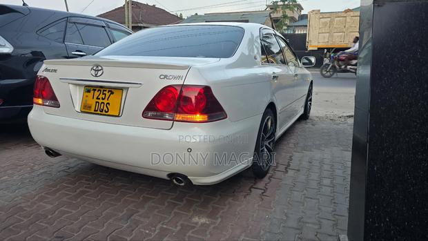 Toyota Crown 2006 White