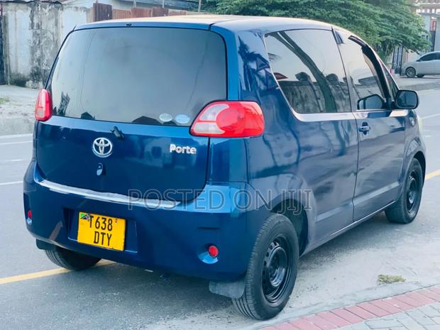 Toyota Porte 2004 Blue