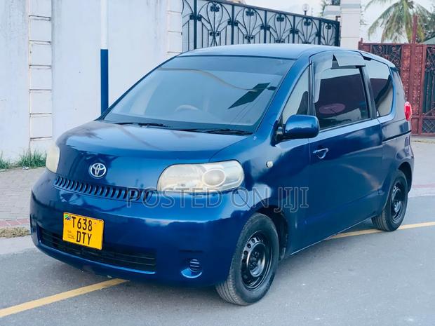 Toyota Porte 2004 Blue