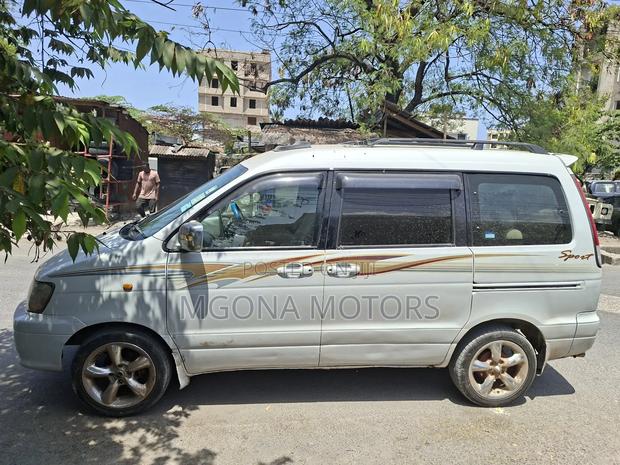 Toyota Noah 2005 White