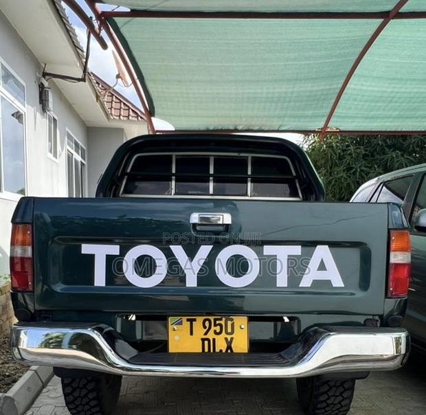 Toyota Hilux 2001 Green