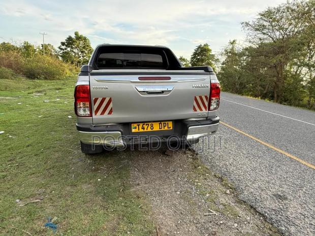 Toyota Hilux 2020 Silver