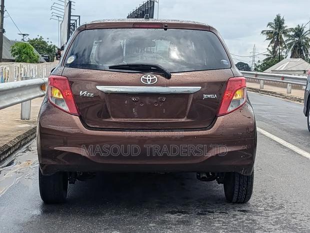 Toyota Vitz 1.3 AWD 5dr 2012 Maroon