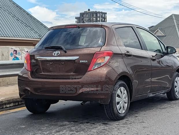 Toyota Vitz 1.3 AWD 5dr 2012 Maroon