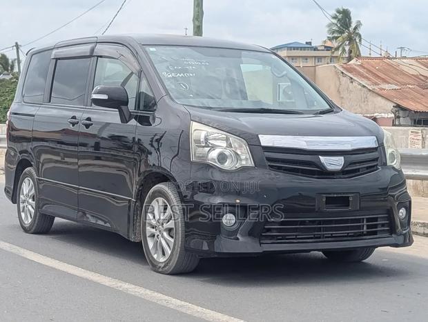 Toyota Noah 2.0 158hp AWD (7 Seater) 2012 Black