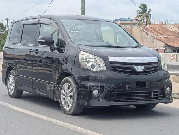 Toyota Noah 2.0 158hp AWD (7 Seater) 2012 Black