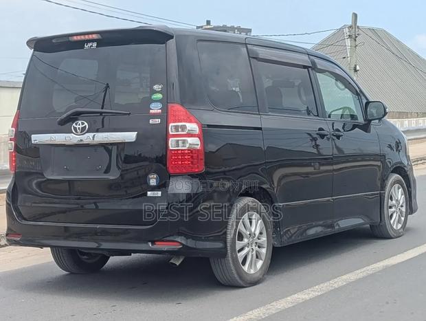 Toyota Noah 2.0 158hp AWD (7 Seater) 2012 Black