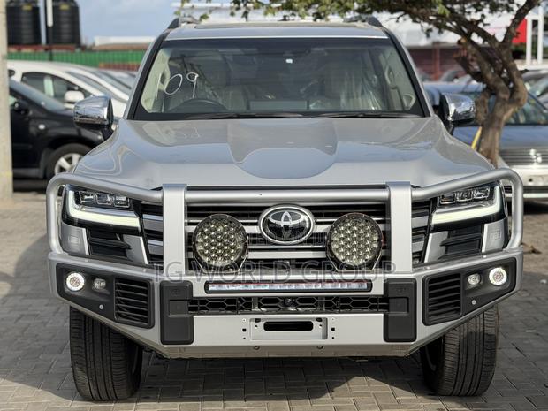 Toyota Land Cruiser LC300 2024 Silver
