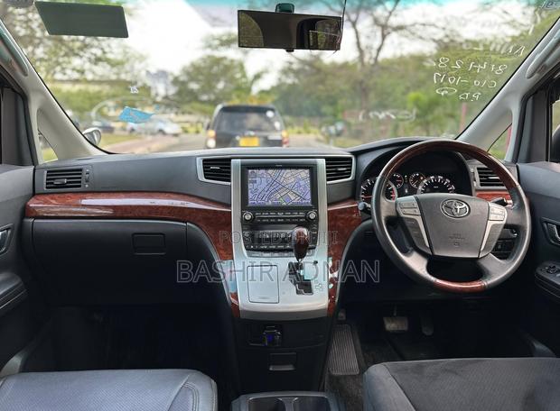 Toyota Vellfire 2009 Off white