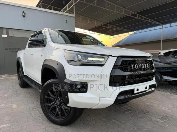 Toyota Hilux 2023 White