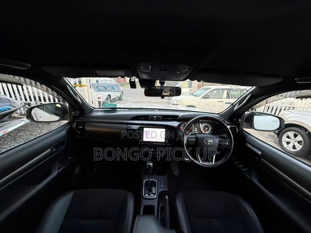 Toyota Hilux 2023 White