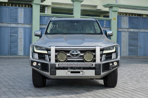 Toyota Land Cruiser LC300 2024 Silver