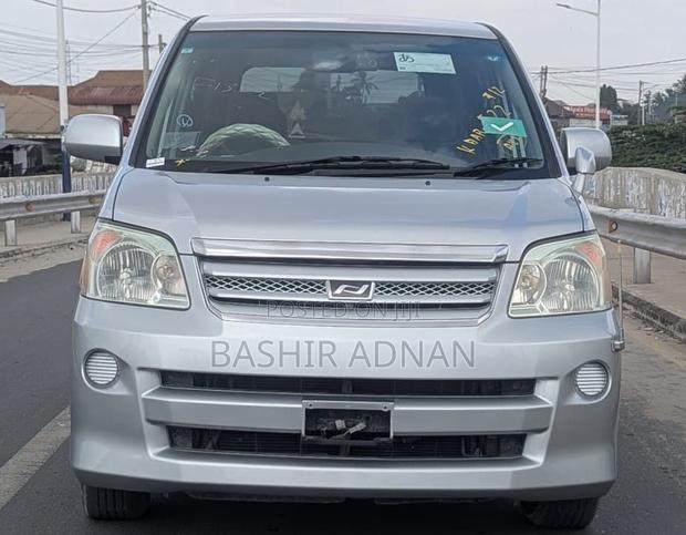 Toyota Noah 2.0 143hp FWD (7 Seater) 2007 Silver