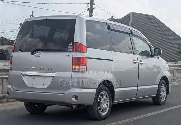 Toyota Noah 2.0 143hp FWD (7 Seater) 2007 Silver