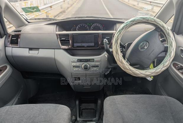 Toyota Noah 2.0 143hp FWD (7 Seater) 2007 Silver