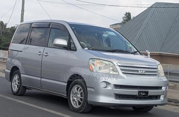 Toyota Noah 2.0 143hp FWD (7 Seater) 2007 Silver
