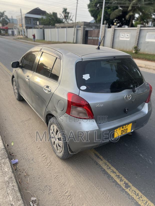 Toyota Vitz 2005 Gray