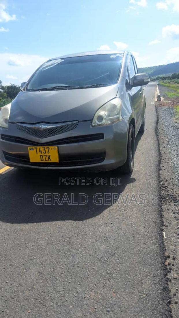 Toyota Ractis 1.3 FWD 2008 Beige