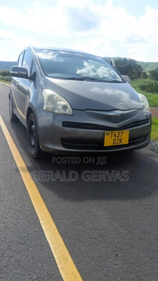 Toyota Ractis 1.3 FWD 2008 Beige