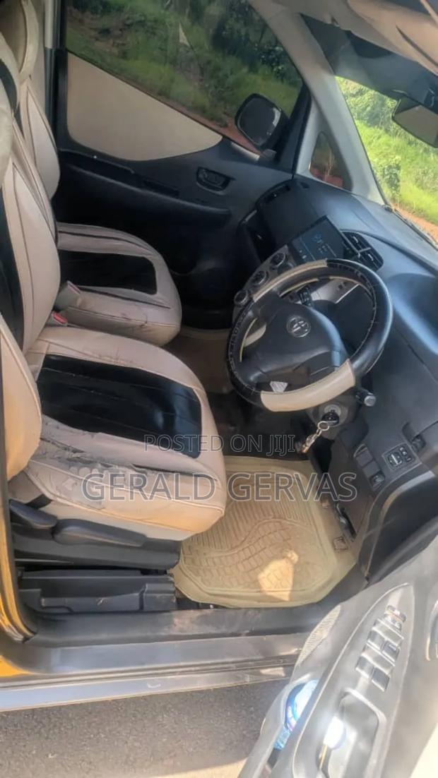 Toyota Ractis 1.3 FWD 2008 Beige