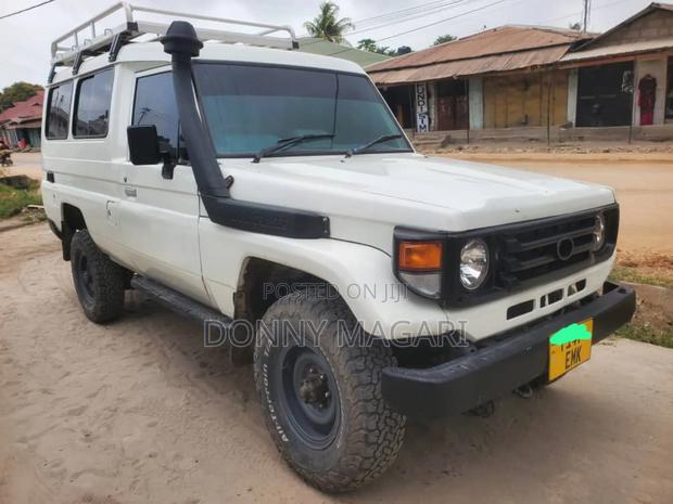 Toyota Land Cruiser 2017 White