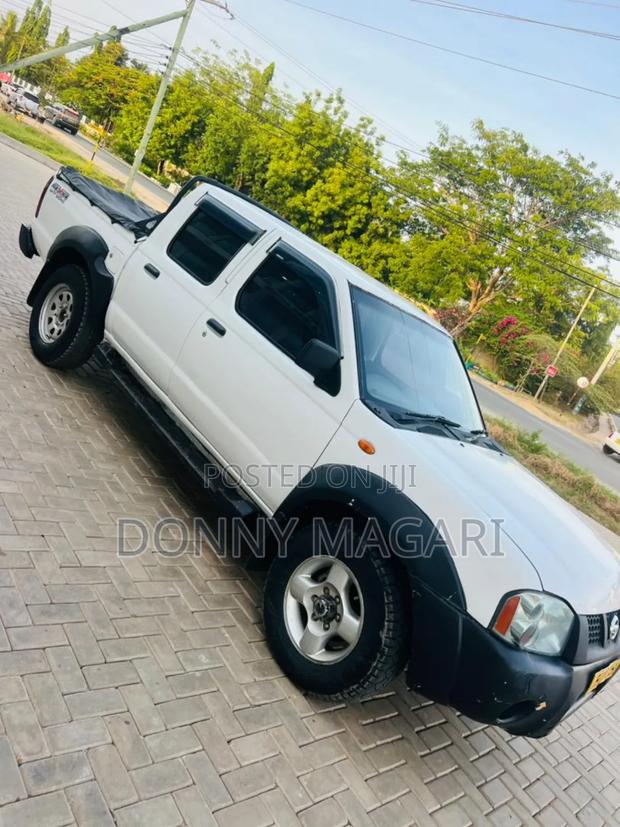 Nissan Hardbody 2012 White