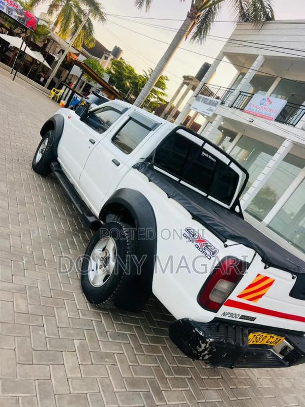 Nissan Hardbody 2012 White
