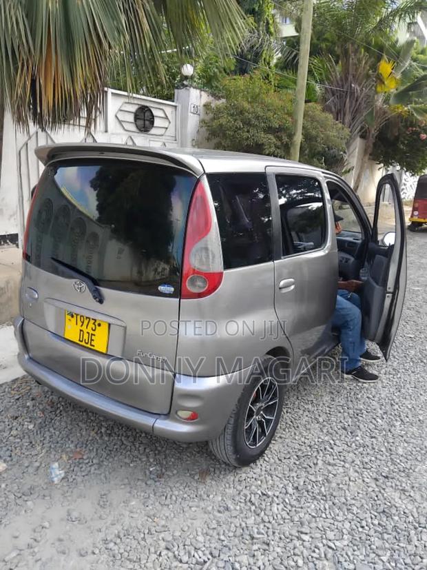 Toyota Fun Cargo 2004 Gray