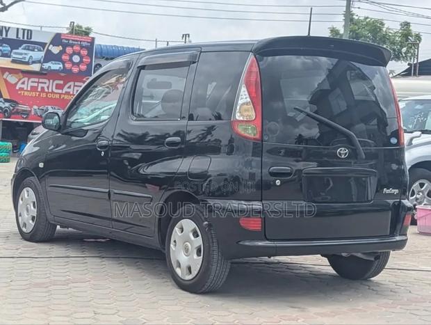 Toyota Fun Cargo 2002 Black