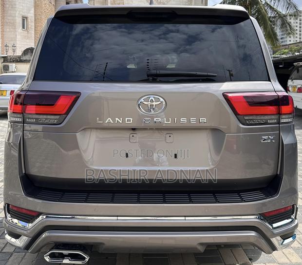 New Toyota Land Cruiser LC300 2025 Gray